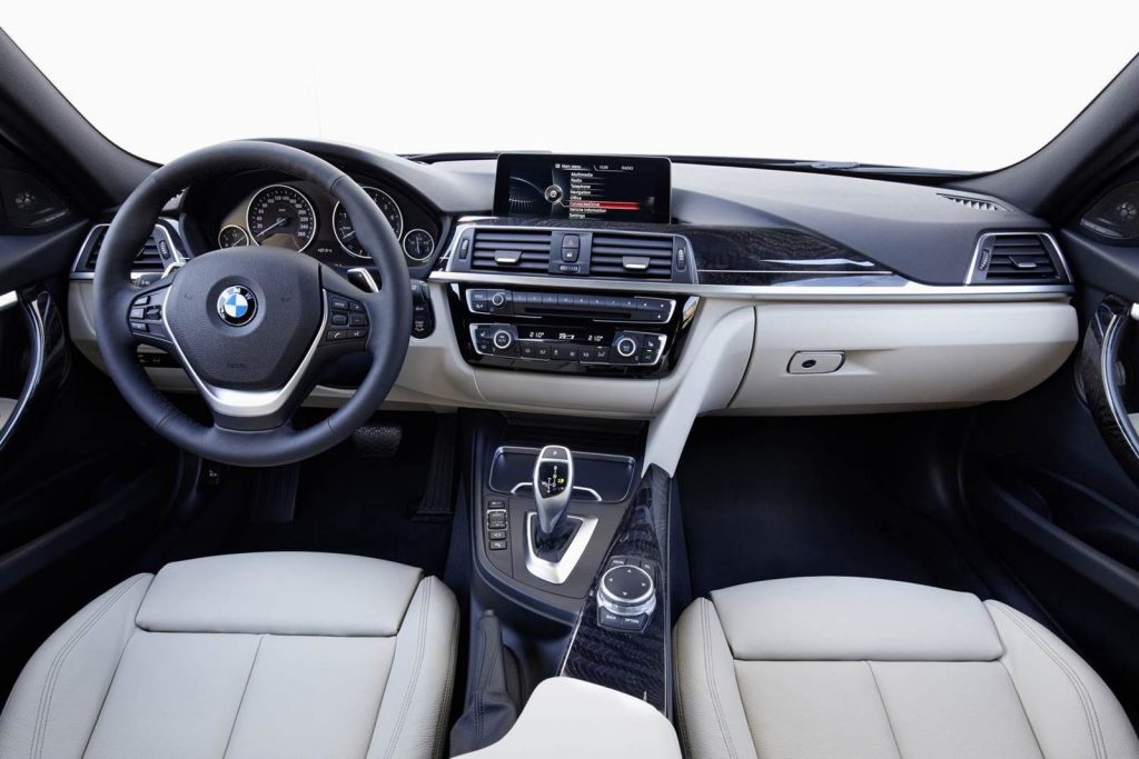 Nova BMW 320i 2017 - interior