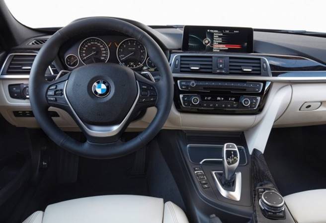 Nova BMW 320i 2018 - Interior